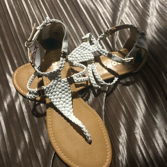 white sandals size 8